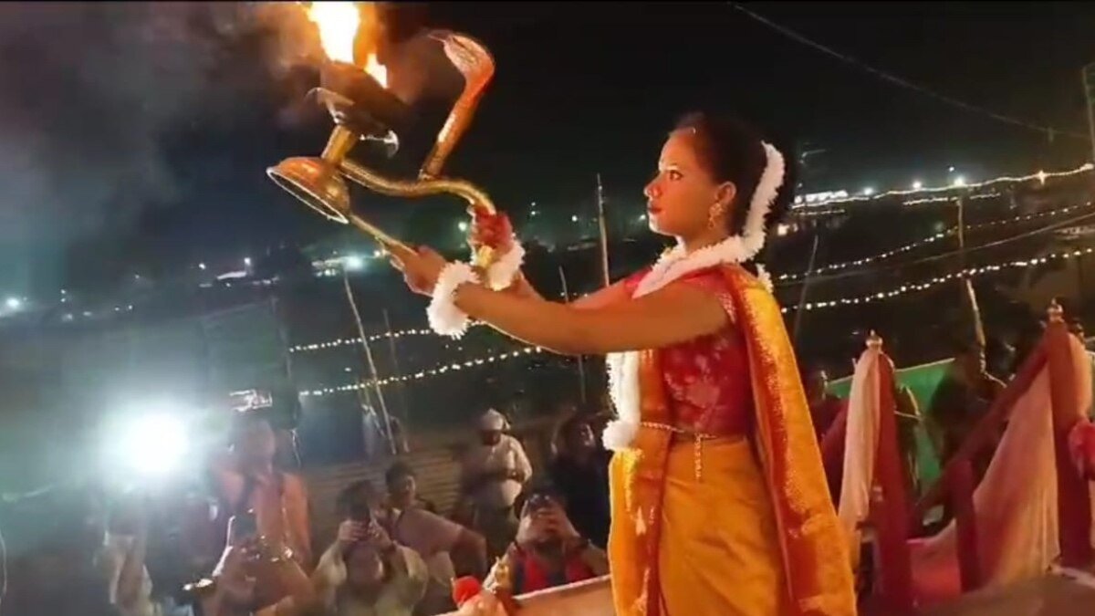 Prayagraj Witnesses a Unique Display of Women Empowerment: Women Conduct Ganga Aarti for the First Time